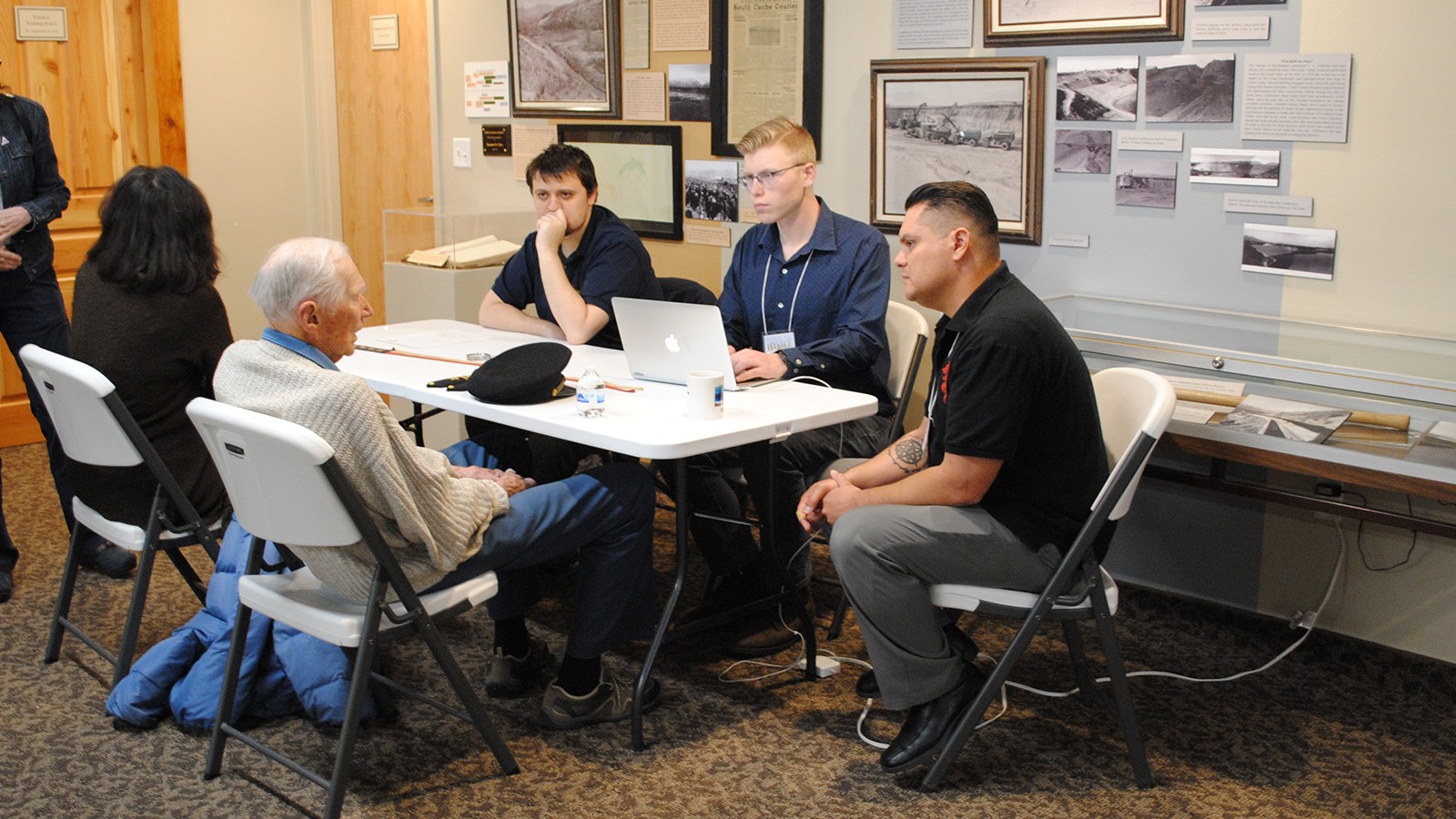 World War II Veteran sits down with students from Utah State University to discuss artifacts